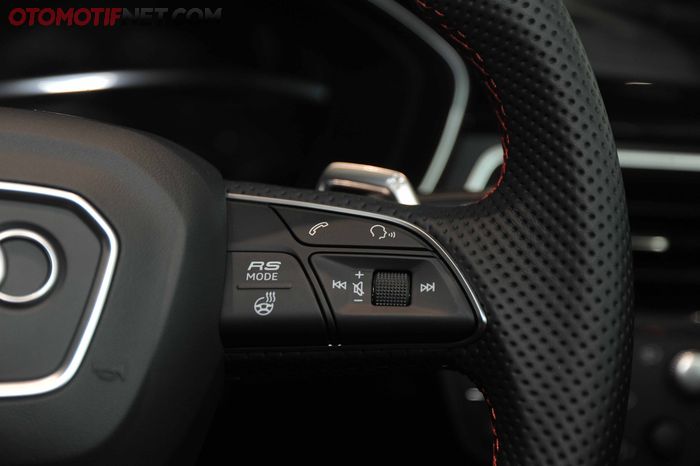 Untuk memilih gaya pengemudian sporty yang sesuai dengan karakter The New Audi RS 4 Avant, pengemudi dapat memilih dua mode RS1 dan RS2 yang telah diatur melalui Audi drive select hanya dengan menekan tombol &ldquo;RS MODE&rdquo; yang ada pada bagian bawah lingkar kemudi flat-bottomed. 
