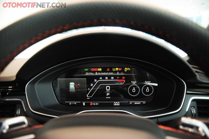 Panel instrument  Audi Virtual Cockpit Plus, display khusus RS akan menampilkan informasi tentang tekanan ban, torsi, output daya, suhu oli mesin, waktu putaran, pengukuran akselerasi, dan juga g-force. Juga tersedia lampu peringatan untuk perpindahan transmisi pada batas putaran mesin. 