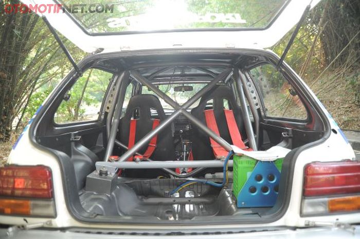 Kabin dilengkapi rollbar 6 titik untuk keamanan