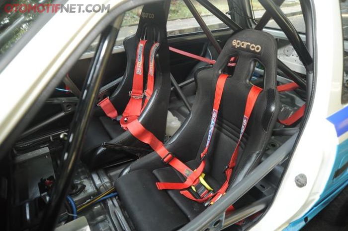 Jok driver maupun co-driver pakai keluaran Sparco, lengkao dengan seatbeltnya