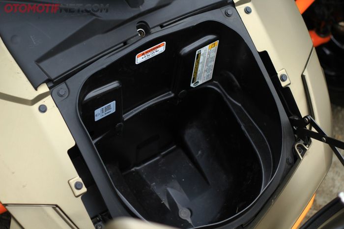 Bagasi Can-Am Spyder F3-S Special Series ada di depan dengan kapasitas 24,4 liter