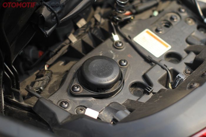 Di bawah jok pembonceng Can-Am Spyder F3-S Special Series terdapat sensor, jika ada pembonceng maka tidak bisa aktifkan riding mode Sport