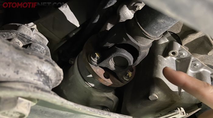 As Kopel atau Drive Shaft yang Menghubungkan Transfer Case dengan Gardan