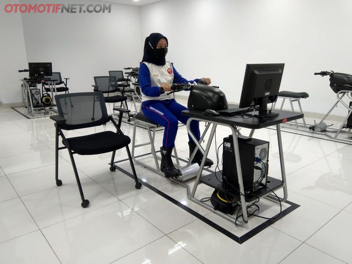 Simulasi berkendara dengan Honda Riding Trainer di AHM Safety Park