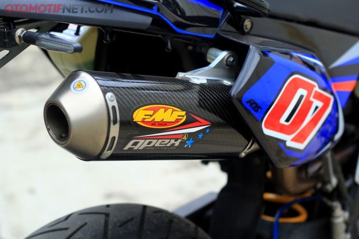 Knalpot full system dari FMF Apex dengan silencer carbon fibre yang mewah