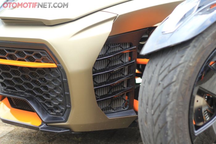 Letak radiator Can-Am Spyder F3-S Special Series ada di sisi kanan dan kiri bagasinya