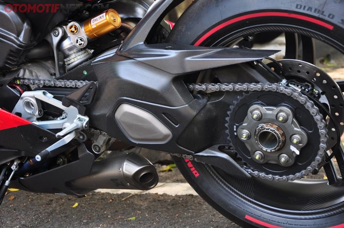 Swing arm Ducati Superleggera V4 ikut dibuat dari carbon fibre dengan slider berbahan titanium untuk menjaga swing arm ketika jatuh