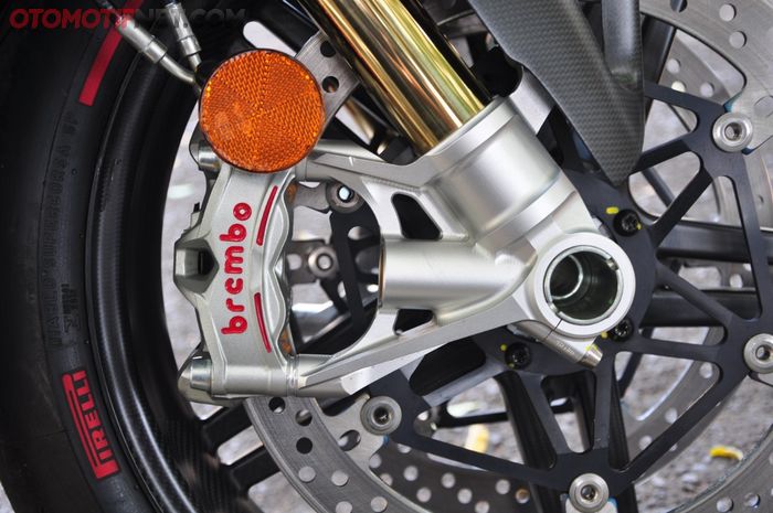 Bottom fork milik Ducati Superleggera V4 terbuat dari billet yang ringan dan kuat