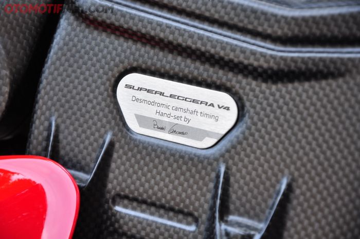 Di cover carbon fiber mesin Ducati Superleggera V4 terdapat emblem nama mekanik yang menyeting katup Desmodromic-nya, spesial banget&hellip;