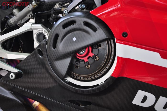 Kopling Ducati Superleggera V4 pakai tipe kering berbalut cover carbon fibre
