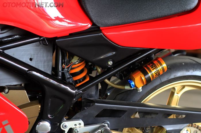 Monosok Ohlins memberikan kestabilan lebih dan kesan premium