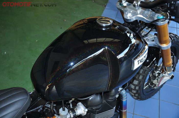 Tangki hitam Triumph Speedmaster ini punya bentuk berlekuk ala teardrop shape