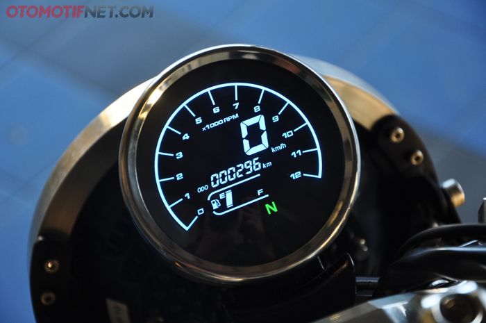 Spidometer full digital di Triumph Speedmaster ini punya tampilan simpel