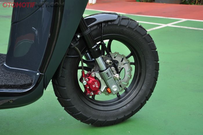 Scoopy ini pakai kaliper KTC 2 piston menjepit cakram TDR yang terpasang pada pelek Supernova