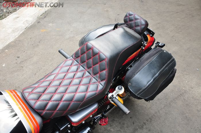Jok custom dibalut oleh kulit sintetis MB Tech terpasang apik di Harley-Davidson Dyna Wide Glide ini