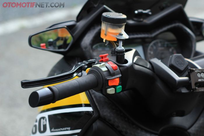 Sakelar kiri pakai Honeywell yang punya tombol lebih banyak, akibat panel sakelar kanan diganti gas spontan