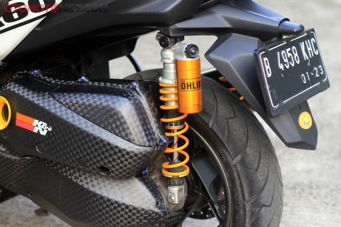 Untuk menunjang kenyamanan, sepasang sokbreker &Ouml;hlins dengan setelan lengkap dipasang