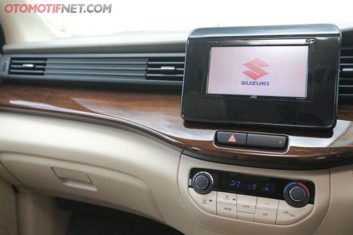 Head unit touchscreen 6,8 inci dan digital panel AC auto lengkap dengan heater pada All New Ertiga GX minor change 2019