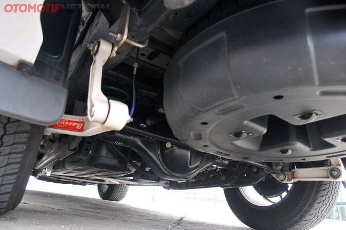 Suspensinya pakai underbrace Ultra Racing dan balance arm, plus per custom