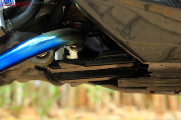 Engine mounting custom lebih mundur, bikin mesin dan roda belakang lebih rapat dengan sepatbor