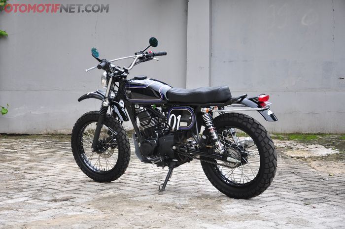 Kawasaki W175 Tracker ini masih banyak pakai komponen bawaan motor