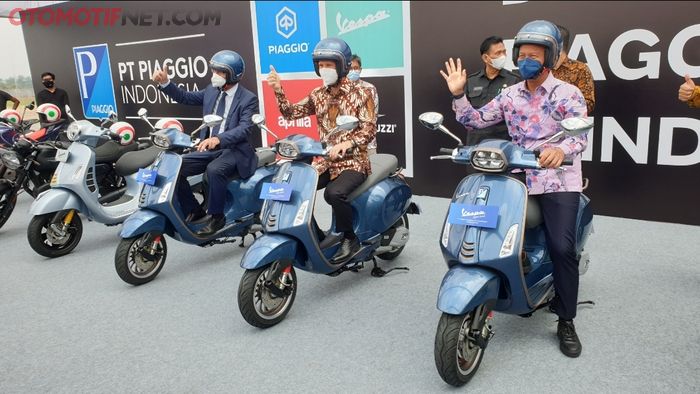 Mr. Giovanni Brignone, Deputy Head of Mission and Head of the Economy and Commercial Section - Embassy of Italy; Marco Noto La Diega, Managing Director &amp; Country CEO PT Piaggio Indonesia; serta Agus Gumiwang Kartasasmita, Menteri Perindustrian Republik Indonesia berpose di atas Vespa Sprint 10th Anniversary Limited Edition saat meresmikan pabrik pertama Piaggio di Indonesia