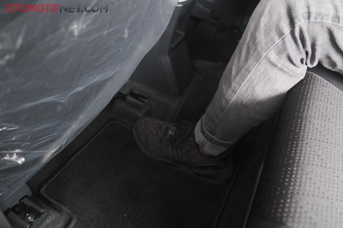 Gundukan Tengah Lantai Kabin Toyota Avanza Lebih Kecil Berkat Absennya Kopel Karena Penggerak Roda FWD