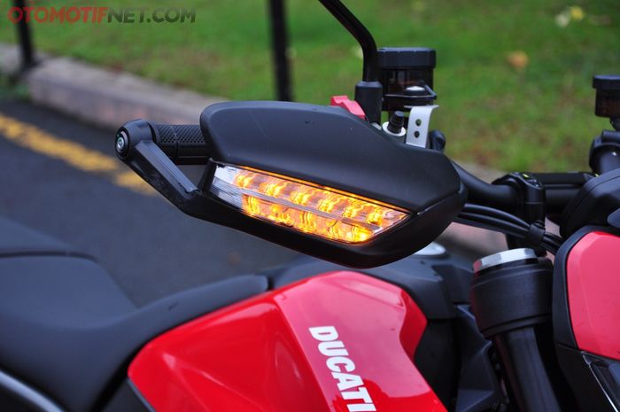 Lampu sein Ducati Hypermotard 950 jadi satu dengan hand guard