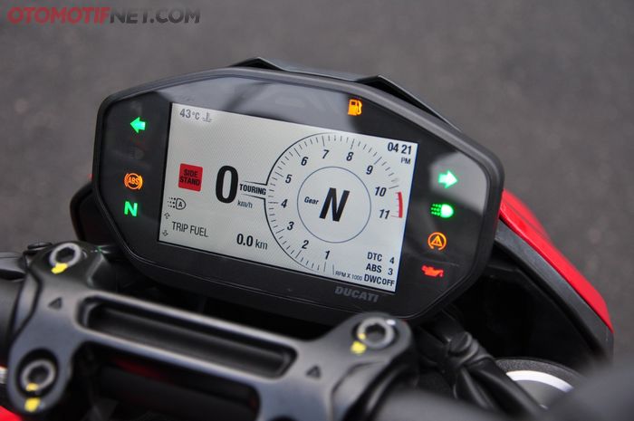 Ducati Hypermotard 950 menggunakan TFT display 4,3 inci untuk spidometernya