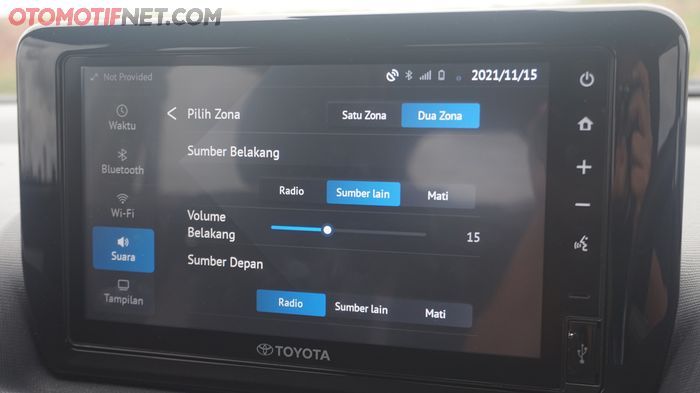 Pengaturan audio dual zone pada Toyota Veloz.
