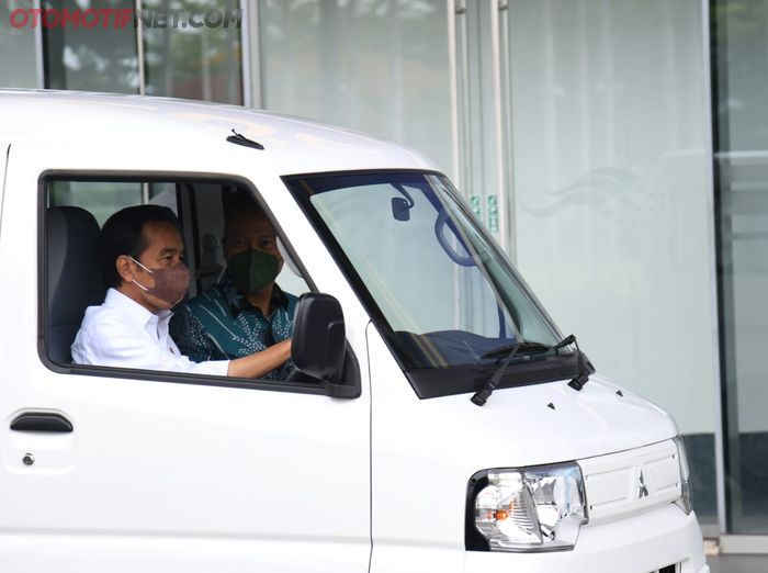 Presiden Jokowi saat dibalik setir Minicab MiEV