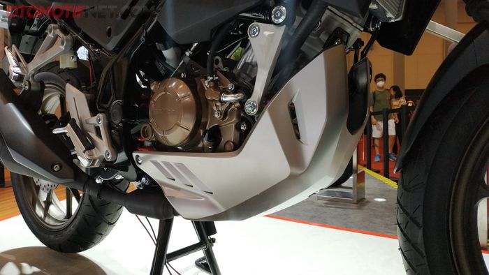 Undercowl Honda CB150X modelnya menutupi area bawah mesin, kesannya padat dan kokoh