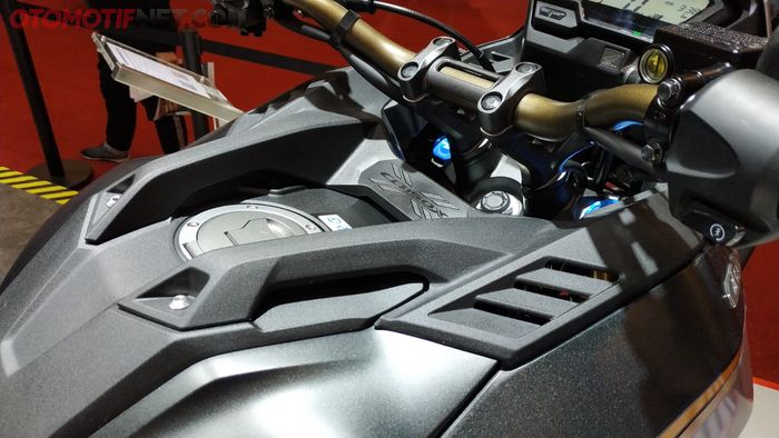 Area atas tangki Honda CB150X dibekali ornamen yang tak biasa, dan ada emblem CB150X di depan tutup tangki