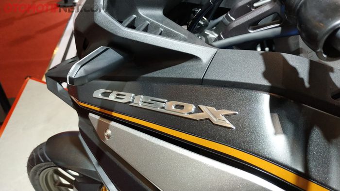 Emblem Honda CB150X yang terpasang di shroud model timbul, berkesan mewah
