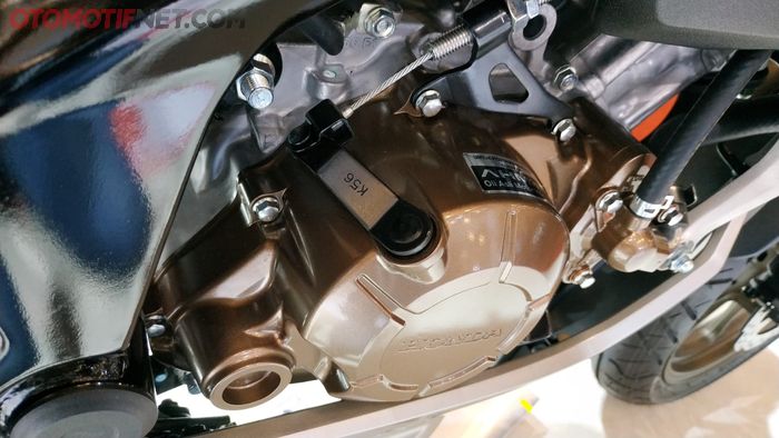 Mesin yang digunakan Honda CB150X basisnya dari CBR150R, tuh kode K56 tampak jelas di stut kopling