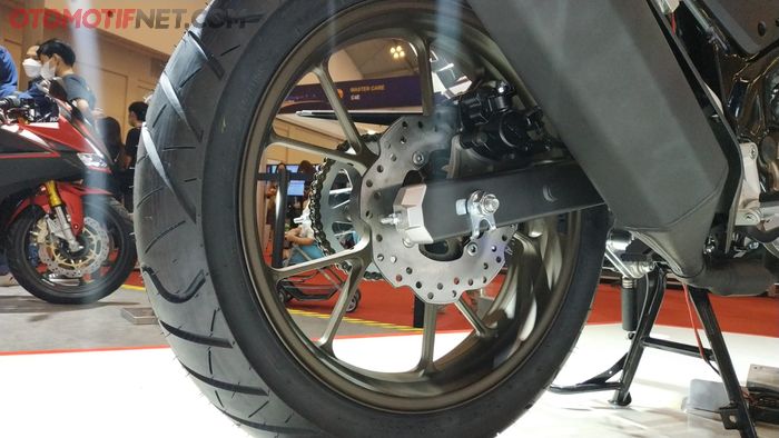 Pelek dan ban Honda CB150X persis dengan yang digunakan CB150R