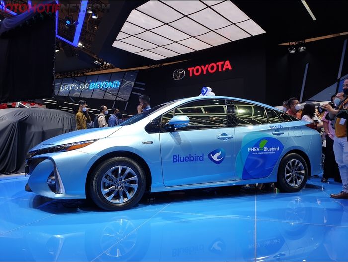 Toyota Prius PHEV yang dengan livery taksi Bluebird di booth Toyota saat gelaran GIIAS 2021