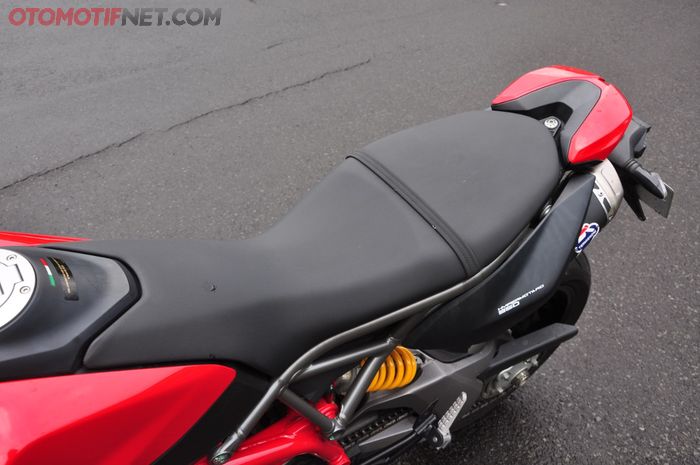 Jok Ducati Hypermotard 950 tinggi dan ramping