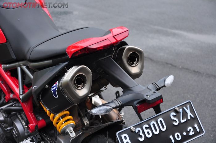 Posisi knalpot Ducati Hypermotard 950 menggantung di bodi belakang dengan karakter suara ngebass, blaarrr...