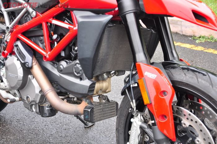 Gak hanya mengandalkan pendingin cairan atau radiator, Ducati Hypermotard juga menggunakan oil cooler yang terpisah di bawah untuk mendinginkan oli mesin