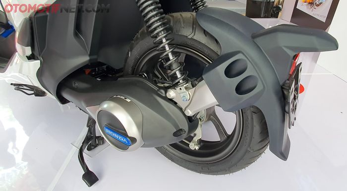Motor listrik Honda PCX Electric berada di swing arm sebelah kiri dengan gear