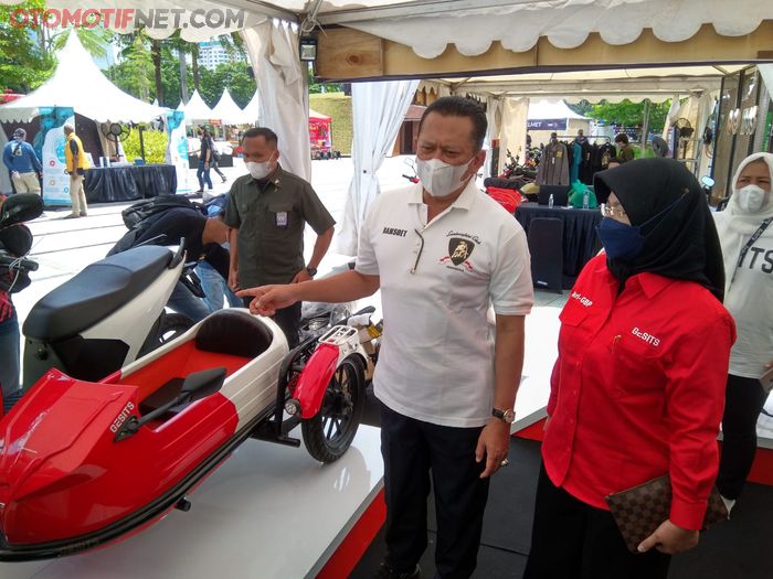 Motor modifikasi pun ada, salah satunya Gesits bersespan ini