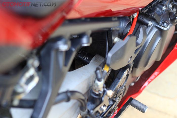 Swing arm Ducati Monster 798 butuh bushing yang cukup tebal agar bisa terpasang di rangka Ninja