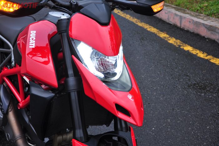 Ducati Hypermotard dilengkapi moncong bebek yang menyatu dengan batok lampu, ada DRL yang memberi kesan mewah