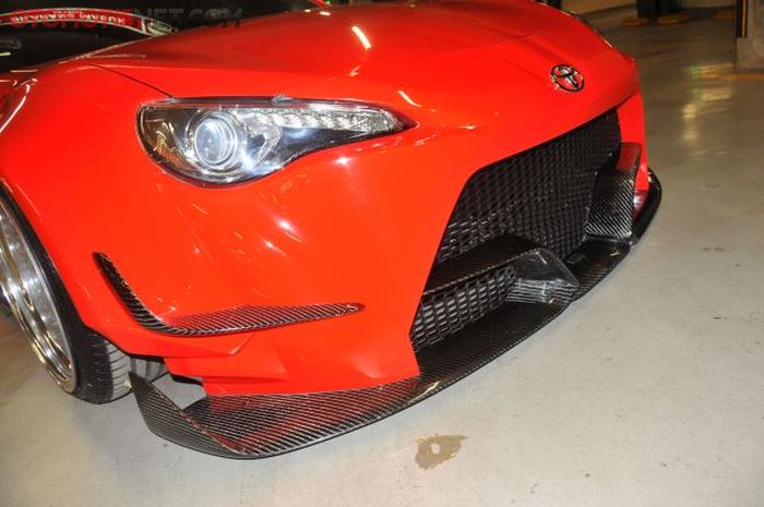 Panel carbon hingga bagian depan