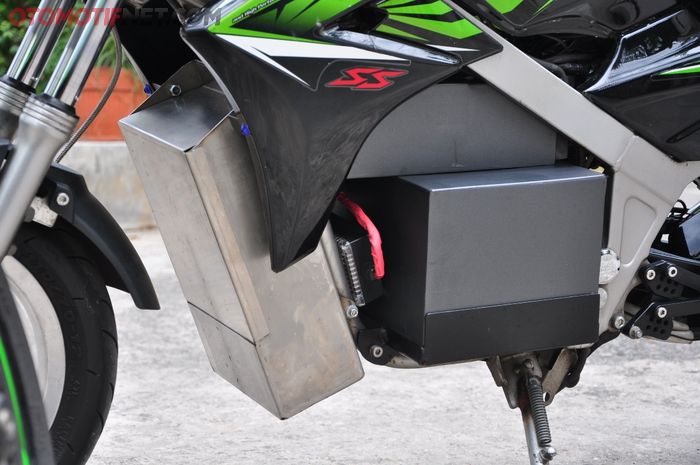 94 cell baterai terpasang rapi pada tiga battery pack di tempat mesin 2 tak bawaan Ninja 150 SS