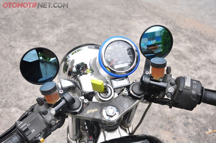 Spidometer analog di Ninja 150 SS ini menggunakan sistem GPS lho! Di bawahnya terdapat temperatur controller