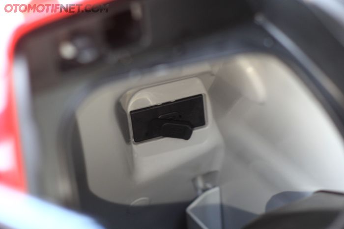 Power outlet di kompartemen Honda Forza 250 model 2021 menggunakan model Type-C bukan lagi lighter