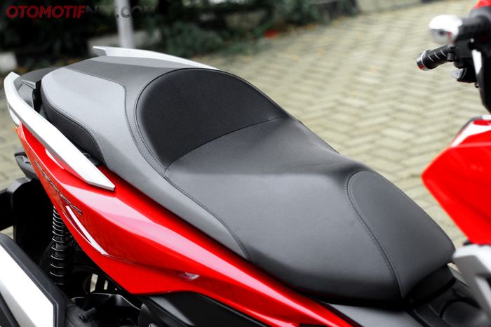 Jok Honda Forza 250 model 2021 tetap lebar dan dilengkapi lumbar support yang nyaman untuk pengendaranya