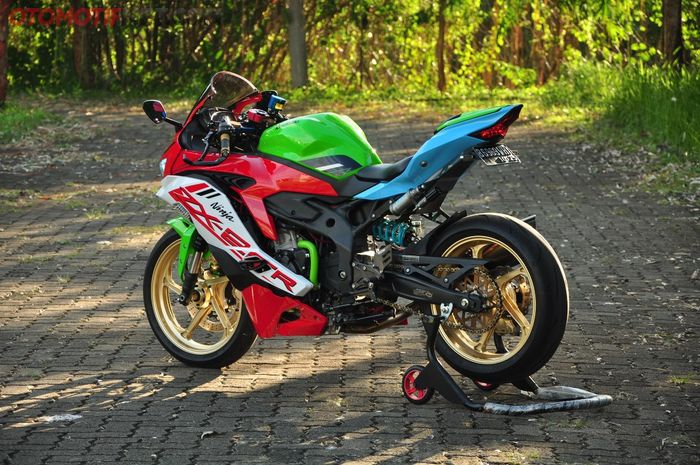 Ninja ZX-25R ini tampil berani pakai bodi warna-warni